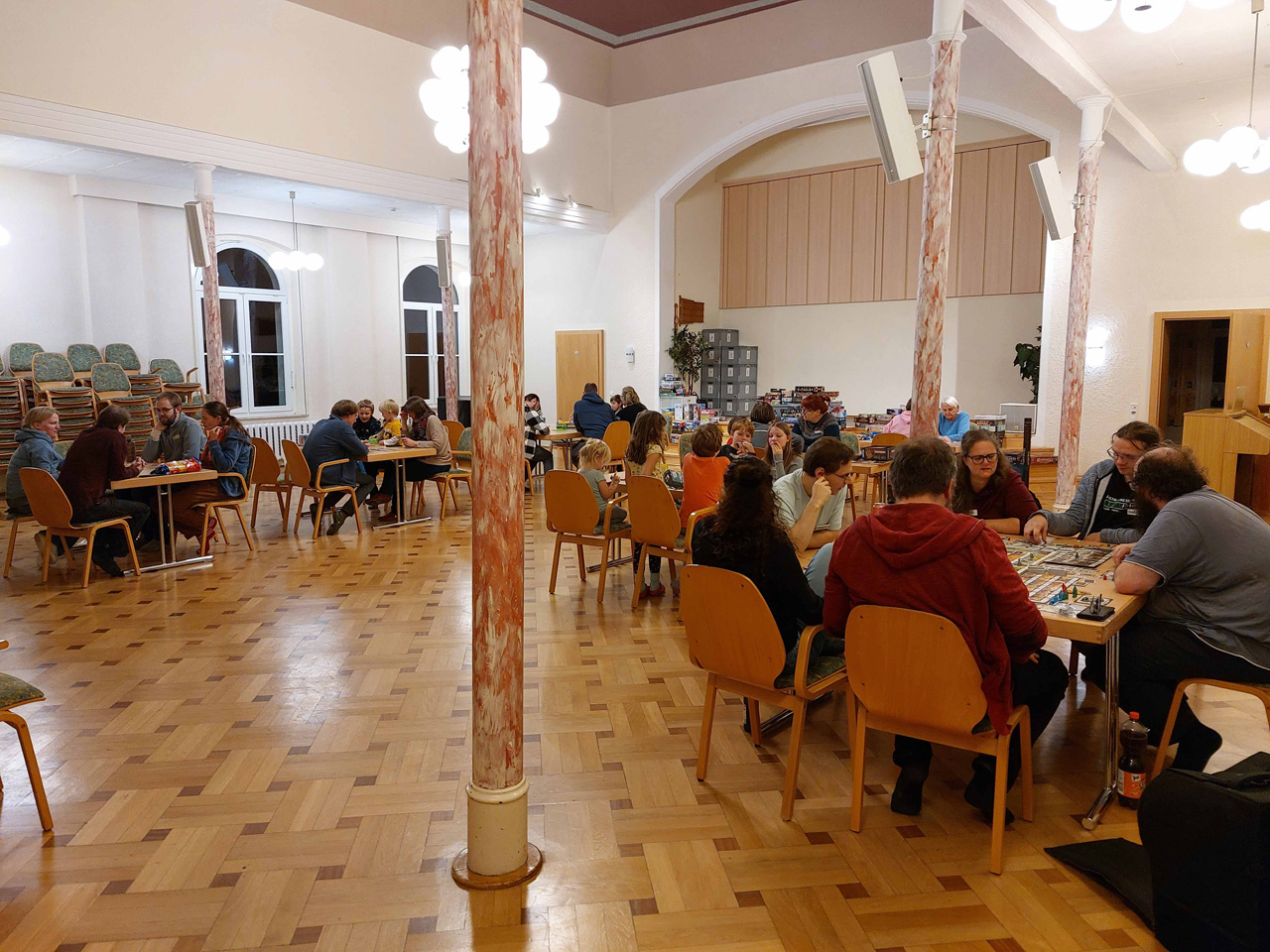 Der große Spielesaal mit vielen Tischen