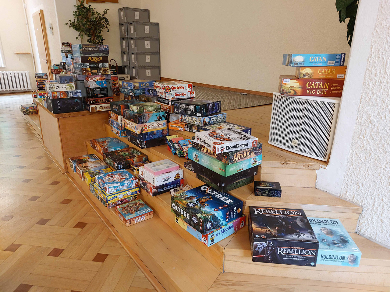 Tisch mit einer Auswahl der gespielten Spiele
